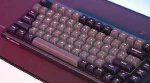 Minisforum MKBI83-sur-un-tapis