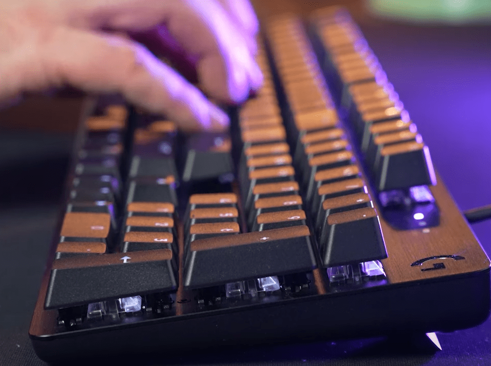 Logitech G413 SE Frappe au clavier