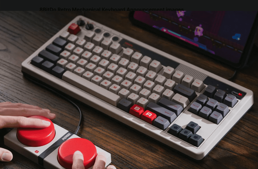 8bit retro mechanical keyboard posé sur un bureau avec ses super buttons et deux mains dessus