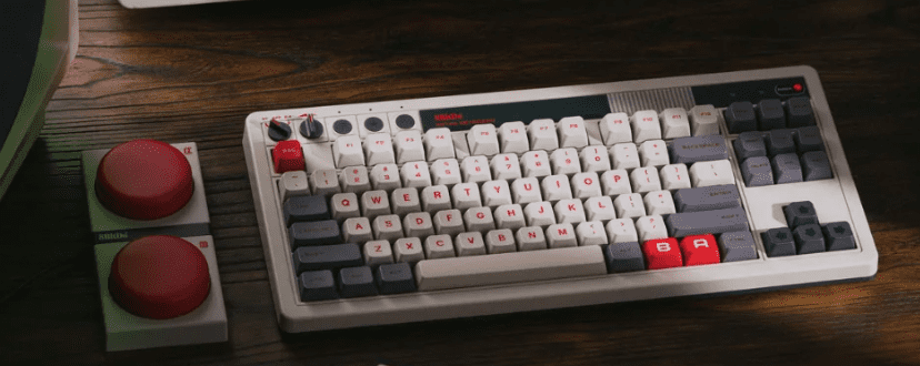 le clavier 8bit retro mechanical keyboard posé sur bureau avec ses super boutons