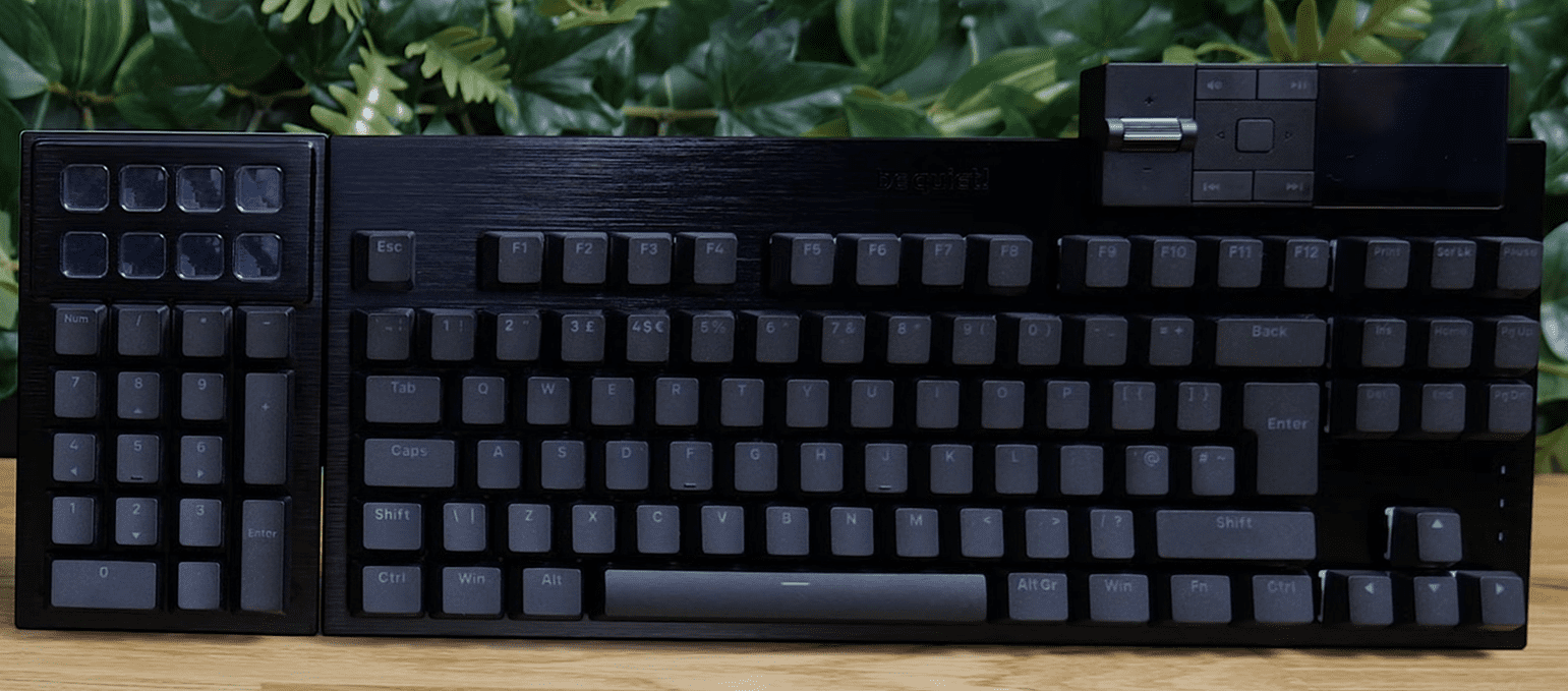 le clavier Be quiet! Dark Mount posé sur un bureau en position debout