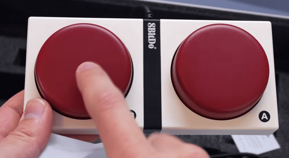 Un doigt qui appuie sur les super boutons du 8bit retro mechanical keyboard