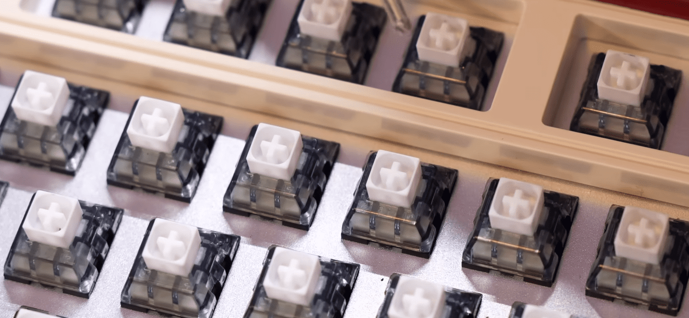 Switchs sans keycaps du 8bit retro mechanical keyboard