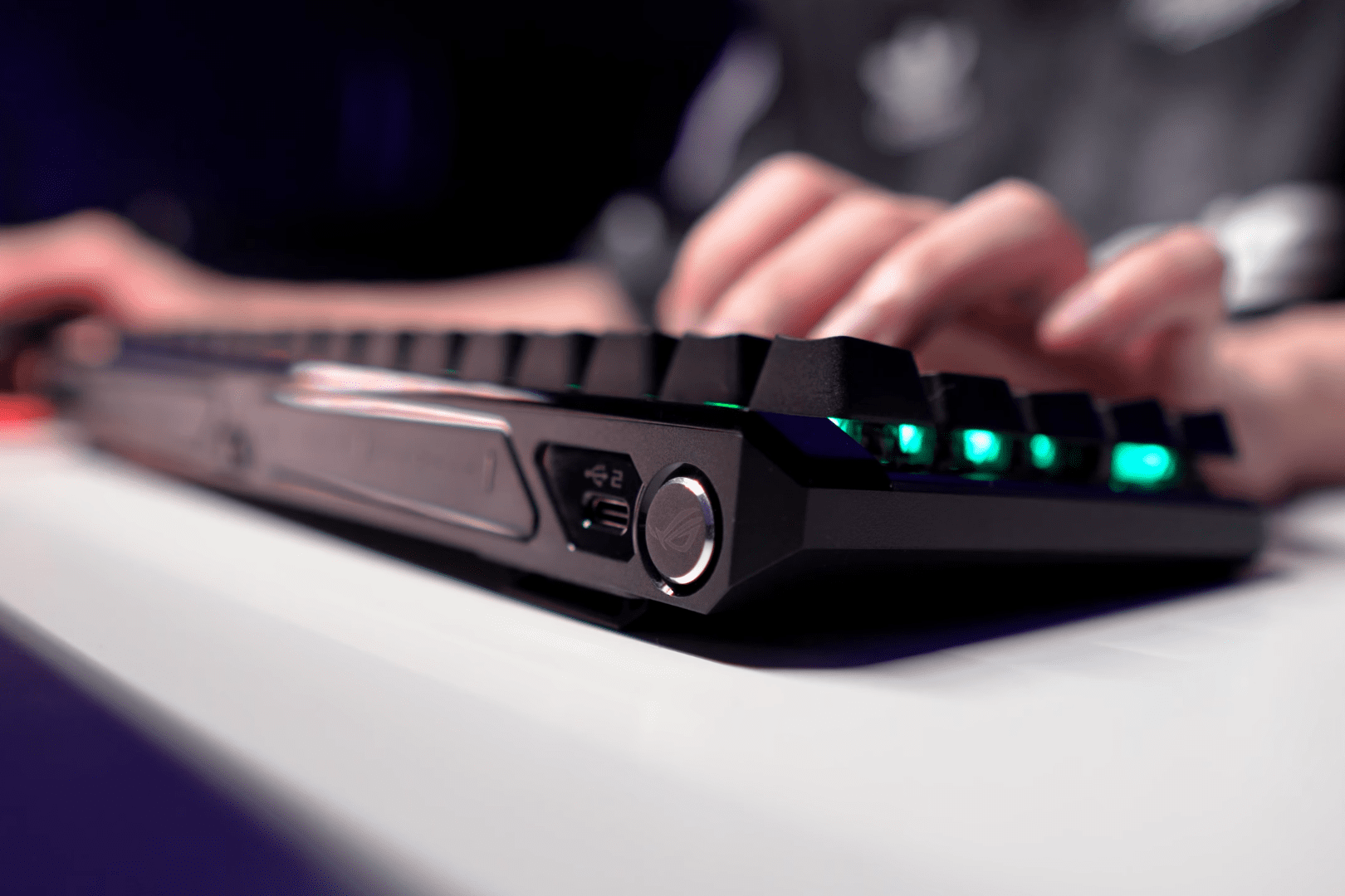 ASUS ROG Falchion Ace HFX vue de côté